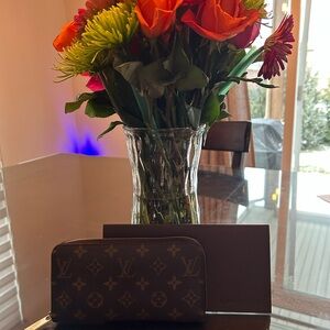 Louis Vuitton zippy monogram wallet